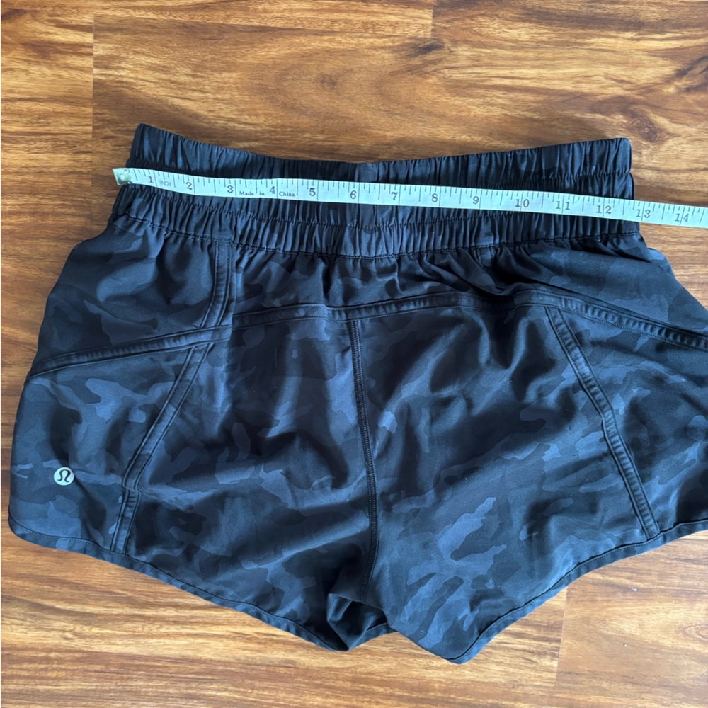 Lululemon Tracker Short 4” Heritage 365 Camo Deep Coal Multi Running Shorts sz 8 - Picture 8 of 8